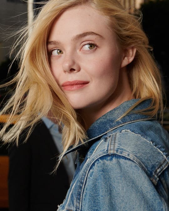 ¿Para qué intentar seguir el ritmo cuando puedes marcar tu propio ritmo? #ElleFanning lo consigue con el bolso de hombro Brooklyn. ?? A tu ritmo. Nuestra última campaña se centra en la valentía de vivir la vida a tu propio ritmo, porque al hacerlo, abres un mundo de posibilidades. #CorajeParaSerReal